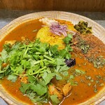カレー&スパイス ワルン - 鳥ももとぼんじりのチキンカレー キーマあいがけ 山盛りパクチー