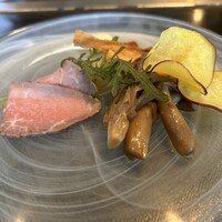 神戸牛 吉祥吉 京都本店 - 神戸牛のローストビーフ、野菜チップス、きのこのマリネ