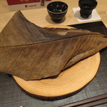 神保町 傳 - 秋刀魚 肝味噌 クスクス 銀杏、朴葉で巻いて1