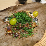 神保町 傳 - 秋刀魚 肝味噌 クスクス 銀杏、朴葉で巻いて2