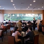 Yurinoki - ホテルオークラ レストラン ゆりの木 ＠東京国立博物館 明るい店内 右奥にも席があります
