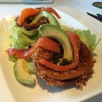 RUBY JACK'S SEAFOOD & STEAK - 絶品♡天才的な組み合わせ＼(^o^)／ 自家製スモークサーモン　クリスピーフライオニオンリング　アボカド　アイスバーグ　シークワーサーポン酢のドレッシング
                  SALAD OF HOUSE SMOKED SALMON
                  Crisp Fried Onion Rings∙Avocado
                  Iceberg∙Shikwasa Ponzu Dressing