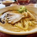 らーめん一作 - 麺は浮いてるけど箸は立たなかったな。天一よりココの方が好き。