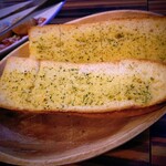 チーズとお肉のお店 サンビーノ - でっかいガーリックトースト