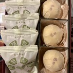 阿闍梨餅本舗 京菓子司 満月 - 阿闍梨餅と満月