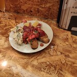 ルチャーノ - 前菜。ポテサラ。トマトのマリネバゲット乗せ。フルーツ生ハム添え
