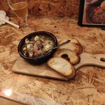 ルチャーノ - マッシュルームとベーコンのアヒージョ
