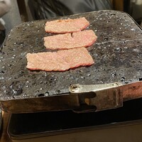 焼肉×創作びすとろ 笑進笑明 - 溶岩プレートで焼いてもらう