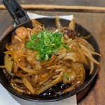 海鮮居酒屋 三ノ宮産直市場 - ホルモンの炒め物？