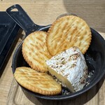 炭焼き挽肉玉専門店 挽肉ノ玉ヤ - 焼きカマンベールチーズ(はちみつがけ)