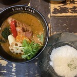 スープカリー ヒリヒリ2号 - 厚切りベーコンとフランクカリー