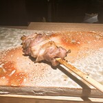 炭割烹 新谷 - 熊野地鶏のもも塩 ◎