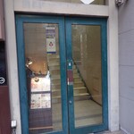 三代目 鳥メロ - この入口から2階に上がります