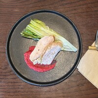 coci - 国産鶏のポシェ　ビーツとタイ生姜のフムス