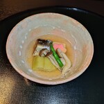 日本料理 吉祥 - 秋刀魚　ヒスイナス等の含め煮　あまりにも美味しかったので、最後に出汁を飲み干した