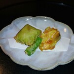 日本料理 吉祥 - サーモンの栗まぶし揚げ　万願唐辛子　帆立と枝豆のすり潰したのを揚げたもの　一瞬ずんだ餅を思い出す味わい　鮭は全くクセがなく美味しかったです