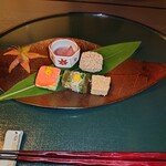 日本料理 吉祥 - ナシのコンポート　里芋の芥子の実　太刀魚の子　そうめんの煮凝り　サーモンと菊の花と？