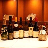 豊富なワインを取り揃えています。お気軽にスタッフにお尋ねください。