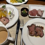  ガーデンビュッフェ パインテラス - 左上は豚のパストラミ左下は海老スープ右上はマグロとブリ握り右下は宮崎牛ローストビーフ