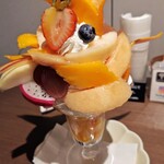 ベリーココ - 桃とマンゴーのパフェ。甘くてトロトロ、ジューシーです。