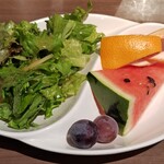 ベリーココ - サラダとフルーツ。