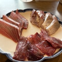 焼うお いし川 名古屋 - 手前が鮪のほほ肉、左が中トロ右がブリ