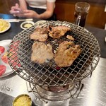 味ん味ん - 牛タンを焼いていきます