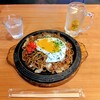 まるしょう - ソース焼きそば（大500g）、目玉焼きトッピングと角ハイボール（普通）