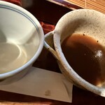 手打ちそばやぶ金 - 鴨汁の注ぎ易い器