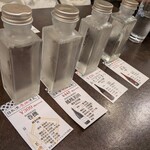 日本酒原価酒蔵 - 日本酒100ml(巻機309円、鳳凰美田445円、あたごのまつ436円、赤武273円)✨️金額、説明ともに分かりやすくありがたいです。説明のカードは頂けるそう。