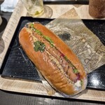 パン工房&カフェ PAS A PAS  - ソーセージサンド(374円、税込、イートイン税金10%)