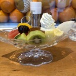 いたがき 本店 - プリンアラモードの後ろ姿