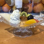 いたがき 本店 - 少し硬めのしっかりたプリン。アイスに生クリーム。フルーツはオレンジ、ルビーグレープフルーツ、ぶどう、飾り切りのメロン、キュウイフルーツ、バナナ、梨。