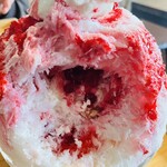 縁と氷 - 中にはベリーとチーズとクッキーが入っています