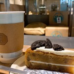 猿田彦珈琲 - 料理写真:広い。あちこちにちょっと座れる台がある。座席はファミレス的に2人分つながっているところが多くあって、お子を寝かせておきやすくしているのかも。客層にあったよい作り。キャロットケーキはココナツ風味のアイシングだった。スパイス感はほとんどなし。