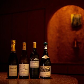 料理を引き立てる、厳選のワインをグラスで、ボトルで、愉しむ。