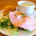 Laugh - ランチセット 1600円 のサラダ、スープ、パン、ハム