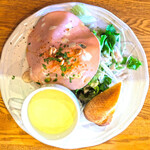 Laugh - ランチセット 1600円 のサラダ、スープ、パン、ハム