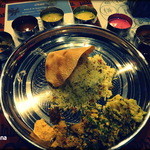 Spice&Dining KALA - ターリー(大皿)からカトリ(小皿)をすべて取り出す。