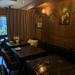 日本酒×炭火バル からんと - 椅子席は余裕あり。あちらにして欲しかった…