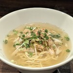 七席中華 コバコ - 〆は鶏の塩そば     熱々油をじゅ〜っとかけてる