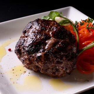 和牛100％ハンバーグと元ホテル料理人がつくる絶品料理