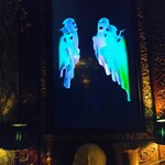 ハチカフェ - プロジェクションマッピングでゴーストも出現あ