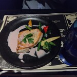 ハチカフェ - 【本日の鮮魚のポワレ】紫芋のヴァンブランソース