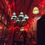 ハチカフェ - 通路にも絵画やゴシック調の照明