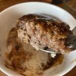 ヤマダデリ - ハンバーグ丼（ハンバーグ断面）