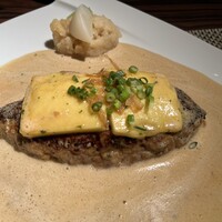 旬菜ステーキ処 らいむらいと - ガーリックバターソースの海に浮かぶチーズハンバーグ
