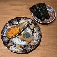 築地青空三代目 本店 - 北海道産ボタン海老 根室産バフンウニ 海苔巻き