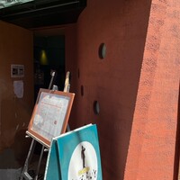 旬菜ステーキ処 らいむらいと - お洒落な入り口脇には、行列ができています。