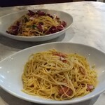 ベビーフェイスプラネッツ - 料理写真:炭焼きチキンとコーンの焦がしバター醤油、燻製ベーコンのペペロンチーノ